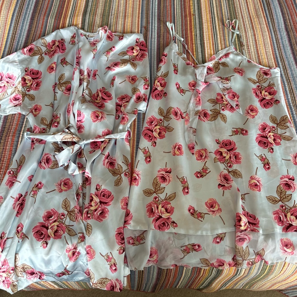 Je T’adore 1X Romantic Slip Nightgown/Robe set. Pink rose floral. Satin-feel NWT
